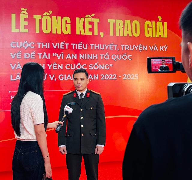 Thượng tá công an giành giải nhất văn chương với tiểu thuyết đầu tiên về tội phạm dữ liệu- Ảnh 1.