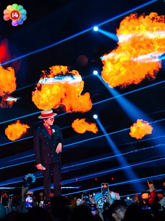 100 nghìn người đến concert G-DRAGON tại Hà Nội: Show quốc tế có lượng khán giả lớn nhất Việt Nam- Ảnh 9. 100 nghìn người đến concert G-DRAGON tại Hà Nội: Show quốc tế có lượng khán giả lớn nhất Việt Nam- Ảnh 9.