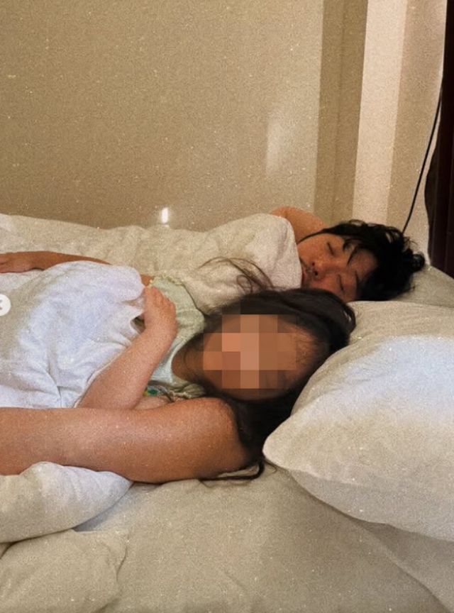 Nam ca sĩ giấu kín chuyện có con suốt 13 năm, nay công khai cả vợ lẫn con đều xinh như minh tinh!- Ảnh 1. Nam ca sĩ giấu kín chuyện có con suốt 13 năm, nay công khai cả vợ lẫn con đều xinh như minh tinh!- Ảnh 1.