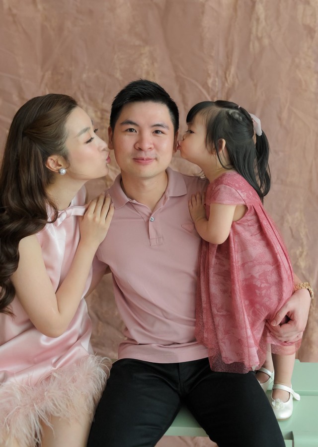 Đỗ Mỹ Linh lộ vòng hai lùm lùm khi dự sinh nhật bố chồng hào môn, nghi vấn đang mang thai lần 2- Ảnh 4.