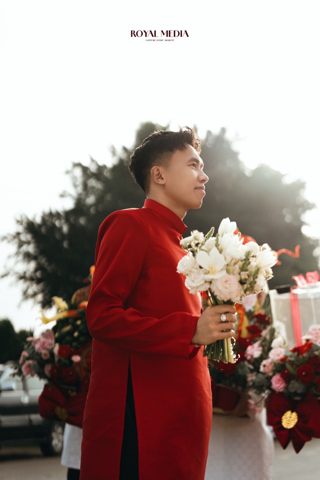 Cưới tiền vệ đội tuyển Việt Nam, cô dâu vàng đeo trĩu cổ đúng chuẩn "cô chủ tiệm vàng"- Ảnh 4.