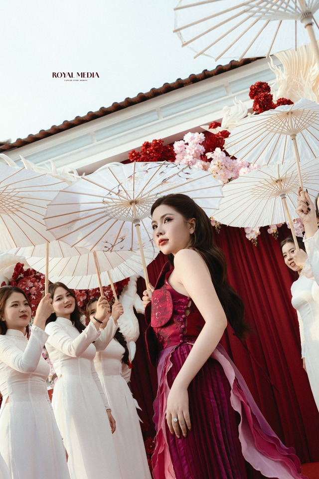 Cưới tiền vệ đội tuyển Việt Nam, cô dâu vàng đeo trĩu cổ đúng chuẩn "cô chủ tiệm vàng"- Ảnh 6.