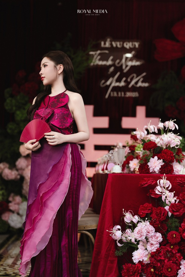 Cưới tiền vệ đội tuyển Việt Nam, cô dâu vàng đeo trĩu cổ đúng chuẩn "cô chủ tiệm vàng"- Ảnh 7.