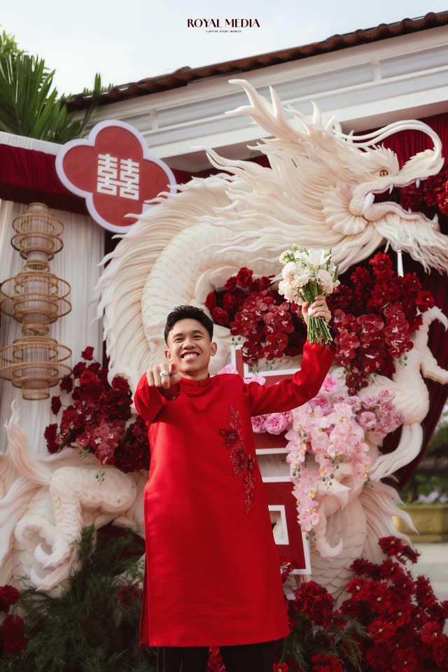 Cưới tiền vệ đội tuyển Việt Nam, cô dâu vàng đeo trĩu cổ đúng chuẩn "cô chủ tiệm vàng"- Ảnh 3.