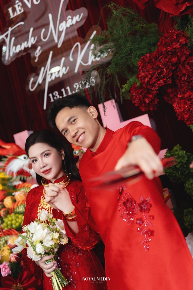 Cưới tiền vệ đội tuyển Việt Nam, cô dâu vàng đeo trĩu cổ đúng chuẩn "cô chủ tiệm vàng"- Ảnh 2.