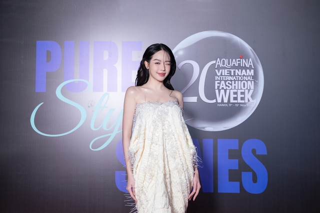 Bất ngờ trước màn trình diễn của Hoa hậu Thanh Thủy: Che kín tầm nhìn vẫn catwalk "cực bén"- Ảnh 1.