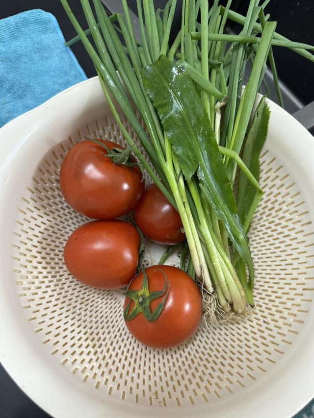 Bức ảnh 100k tiền rau củ gây xôn xao- Ảnh 3. Bức ảnh 100k tiền rau củ gây xôn xao- Ảnh 3.