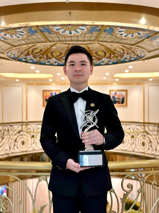 Chủ tịch Đỗ Vinh Quang - chồng Đỗ Mỹ Linh bị người lạ lao vào, dí camera cận mặt: Phản ứng khó tin!- Ảnh 2.