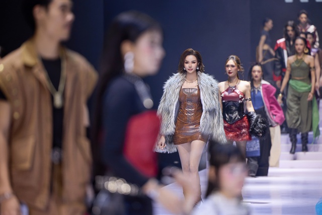 Hoa hậu Sella Trương mở màn cực ngầu cho BST "Mad Room: Infinity" của NTK Phạm Trần Thu Hằng tại VNIFW 2025- Ảnh 1. Hoa hậu Sella Trương mở màn cực ngầu cho BST "Mad Room: Infinity" của NTK Phạm Trần Thu Hằng tại VNIFW 2025- Ảnh 1.