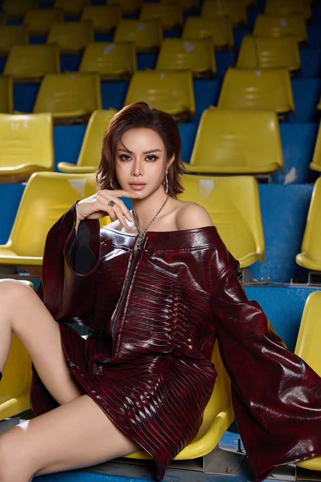 Hoa hậu Sella Trương mở màn cực ngầu cho BST "Mad Room: Infinity" của NTK Phạm Trần Thu Hằng tại VNIFW 2025- Ảnh 2. Hoa hậu Sella Trương mở màn cực ngầu cho BST "Mad Room: Infinity" của NTK Phạm Trần Thu Hằng tại VNIFW 2025- Ảnh 2.