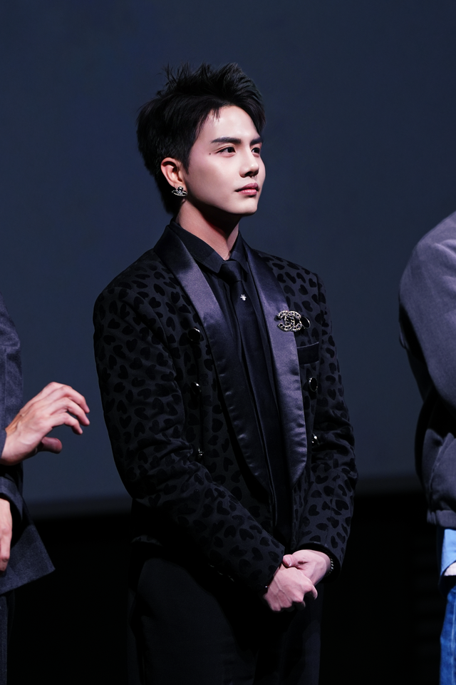 Sao nam Vbiz này quá xịn: Được Lee Kwang Soo ôm chằm, hết gặp Kim Woo Bin rồi ăn tối với thành viên EXO- Ảnh 6.