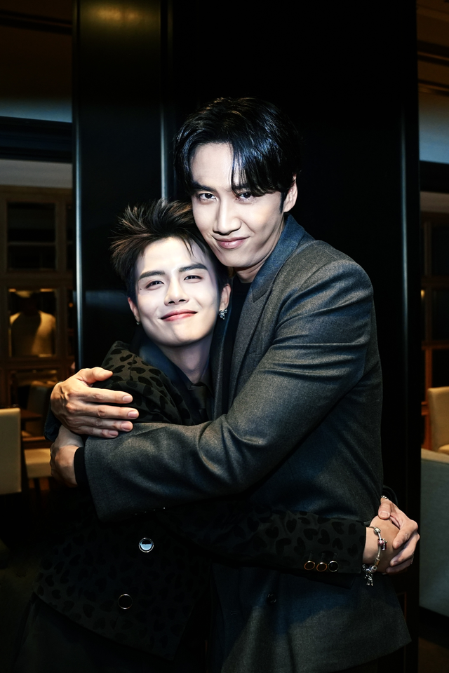 Sao nam Vbiz này quá xịn: Được Lee Kwang Soo ôm chằm, hết gặp Kim Woo Bin rồi ăn tối với thành viên EXO- Ảnh 1.