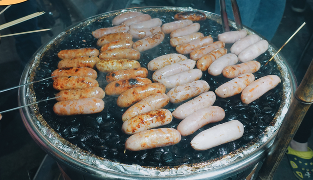 Ăn lạp xưởng nướng đá ở Việt Nam, du khách Thái "phán" đúng 1 câu- Ảnh 2.