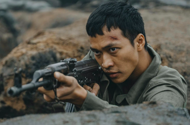 Nam diễn viên Mưa Đỏ có đang mắc bệnh ngôi sao?- Ảnh 5. Nam diễn viên Mưa Đỏ có đang mắc bệnh ngôi sao?- Ảnh 5.