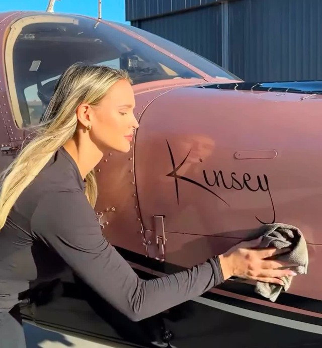 Người đẹp bán "nude" gây náo loạn SVĐ "lột xác" sau 6 năm, trở thành nữ phi công xinh đẹp ngỡ ngàng- Ảnh 4. Người đẹp bán "nude" gây náo loạn SVĐ "lột xác" sau 6 năm, trở thành nữ phi công xinh đẹp ngỡ ngàng- Ảnh 4.