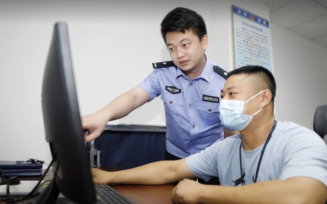 Nhận được tin nhắn "Hạn mức vay đặc biệt...", người đàn ông bấm vào xem thì lập tức mất 185 triệu- Ảnh 1. Nhận được tin nhắn "Hạn mức vay đặc biệt...", người đàn ông bấm vào xem thì lập tức mất 185 triệu- Ảnh 1.