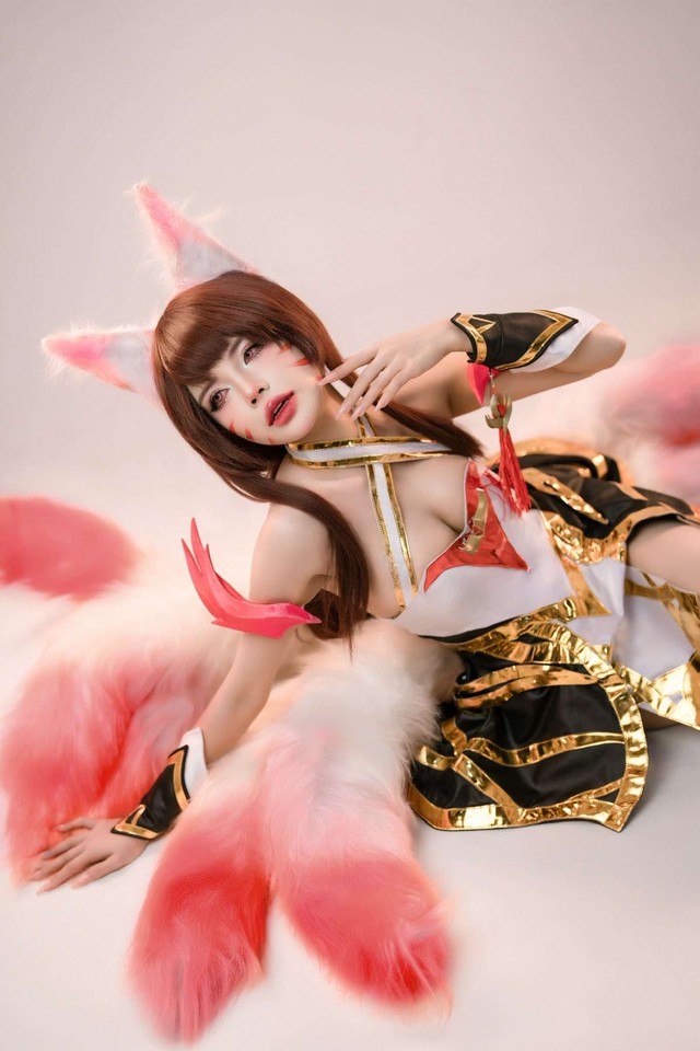 Mai Dora cosplay Ahri tung chiêu "tranh sủng"- Ảnh 3. Mai Dora cosplay Ahri tung chiêu "tranh sủng"- Ảnh 3.