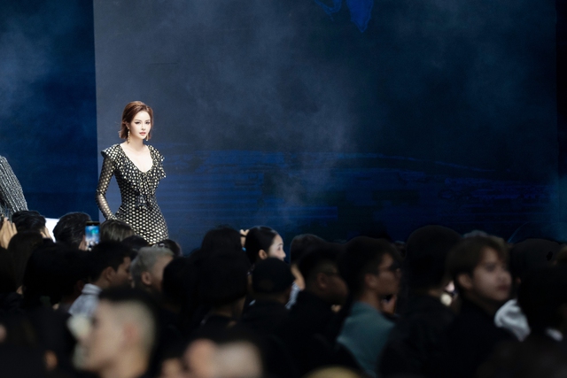 Sella Trương quyến rũ với thiết kế váy đuôi cá chấm bi trên sàn diễn Valenciani tại Vietnam International Fashion Week- Ảnh 1. Sella Trương quyến rũ với thiết kế váy đuôi cá chấm bi trên sàn diễn Valenciani tại Vietnam International Fashion Week- Ảnh 1.