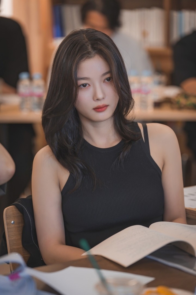 Kim Yoo Jung ngất xỉu đột ngột- Ảnh 1. Kim Yoo Jung ngất xỉu đột ngột- Ảnh 1.