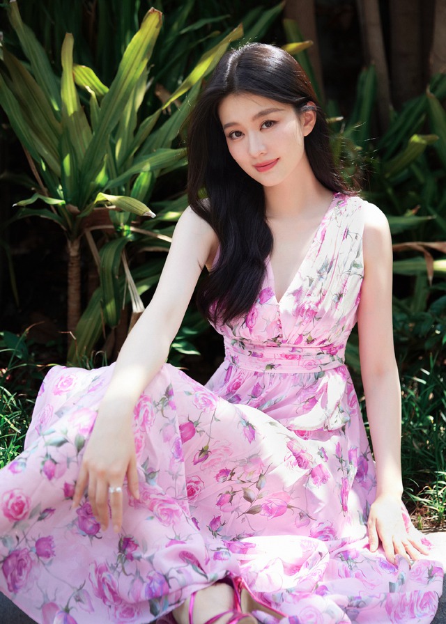 Thân thế giả dối của mỹ nhân 9X giàu nhất showbiz, được huấn luyện để 