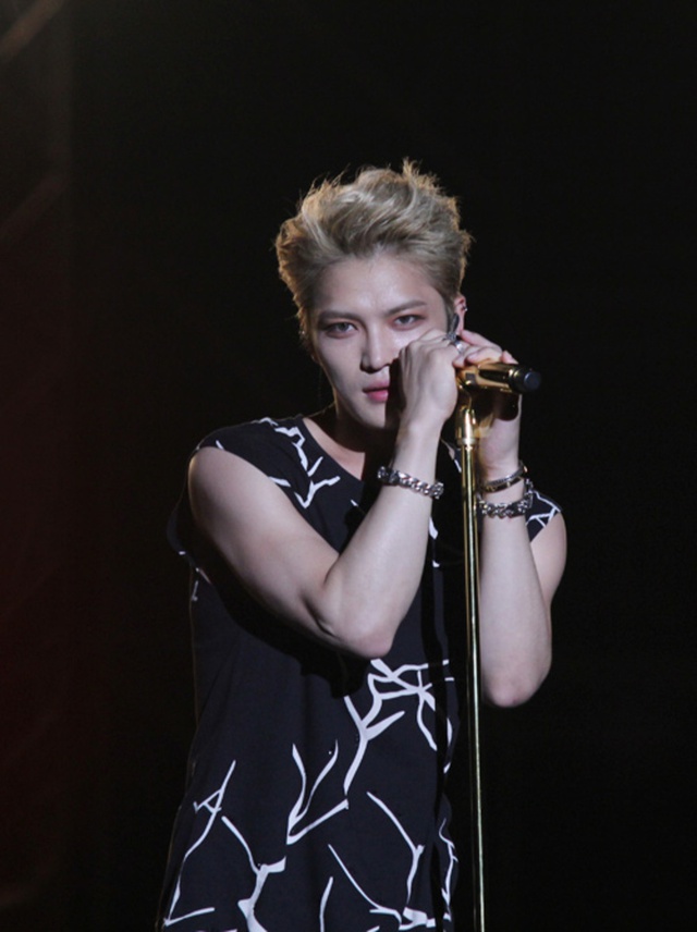 Đẳng cấp của "ông cố nội visual": Hát dưới mưa được khen nức nở, ướt nhẹp vẫn đẹp như bước ra từ MV- Ảnh 7. Đẳng cấp của "ông cố nội visual": Hát dưới mưa được khen nức nở, ướt nhẹp vẫn đẹp như bước ra từ MV- Ảnh 7.