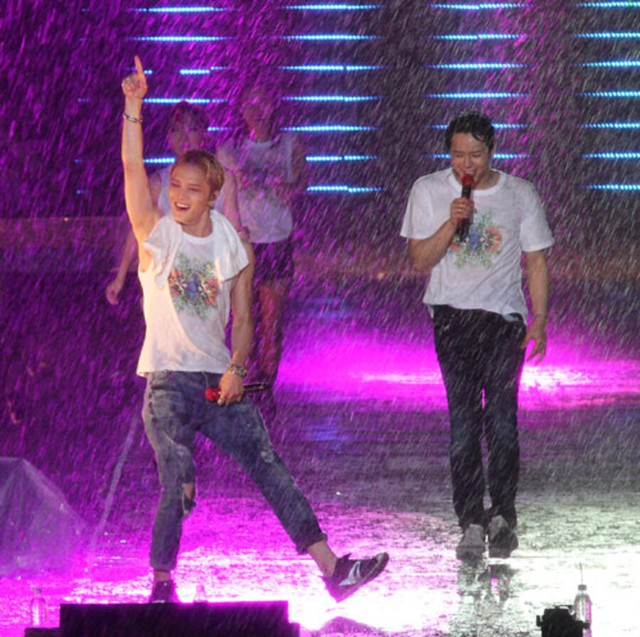 Đẳng cấp của "ông cố nội visual": Hát dưới mưa được khen nức nở, ướt nhẹp vẫn đẹp như bước ra từ MV- Ảnh 6. Đẳng cấp của "ông cố nội visual": Hát dưới mưa được khen nức nở, ướt nhẹp vẫn đẹp như bước ra từ MV- Ảnh 6.