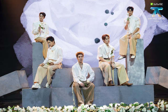 Nam ca sĩ Việt suýt mất thính lực sau 3 lần phẫu thuật, chứng kiến mẹ gục ngã ngay trước mắt- Ảnh 3. Nam ca sĩ Việt suýt mất thính lực sau 3 lần phẫu thuật, chứng kiến mẹ gục ngã ngay trước mắt- Ảnh 3.