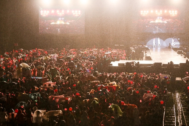 Đẳng cấp của "ông cố nội visual": Hát dưới mưa được khen nức nở, ướt nhẹp vẫn đẹp như bước ra từ MV- Ảnh 3. Đẳng cấp của "ông cố nội visual": Hát dưới mưa được khen nức nở, ướt nhẹp vẫn đẹp như bước ra từ MV- Ảnh 3.