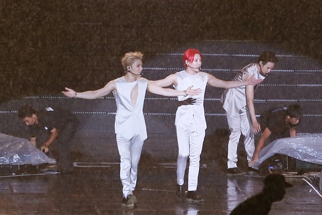 Đẳng cấp của "ông cố nội visual": Hát dưới mưa được khen nức nở, ướt nhẹp vẫn đẹp như bước ra từ MV- Ảnh 2. Đẳng cấp của "ông cố nội visual": Hát dưới mưa được khen nức nở, ướt nhẹp vẫn đẹp như bước ra từ MV- Ảnh 2.