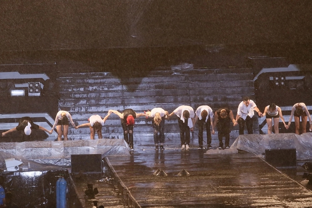 Đẳng cấp của "ông cố nội visual": Hát dưới mưa được khen nức nở, ướt nhẹp vẫn đẹp như bước ra từ MV- Ảnh 1. Đẳng cấp của "ông cố nội visual": Hát dưới mưa được khen nức nở, ướt nhẹp vẫn đẹp như bước ra từ MV- Ảnh 1.