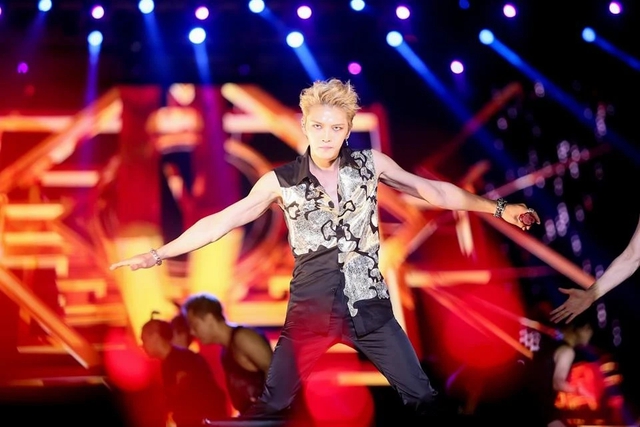 Đẳng cấp của "ông cố nội visual": Hát dưới mưa được khen nức nở, ướt nhẹp vẫn đẹp như bước ra từ MV- Ảnh 9. Đẳng cấp của "ông cố nội visual": Hát dưới mưa được khen nức nở, ướt nhẹp vẫn đẹp như bước ra từ MV- Ảnh 9.