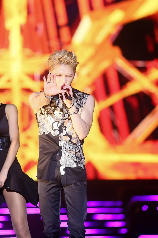 Đẳng cấp của "ông cố nội visual": Hát dưới mưa được khen nức nở, ướt nhẹp vẫn đẹp như bước ra từ MV- Ảnh 8. Đẳng cấp của "ông cố nội visual": Hát dưới mưa được khen nức nở, ướt nhẹp vẫn đẹp như bước ra từ MV- Ảnh 8.