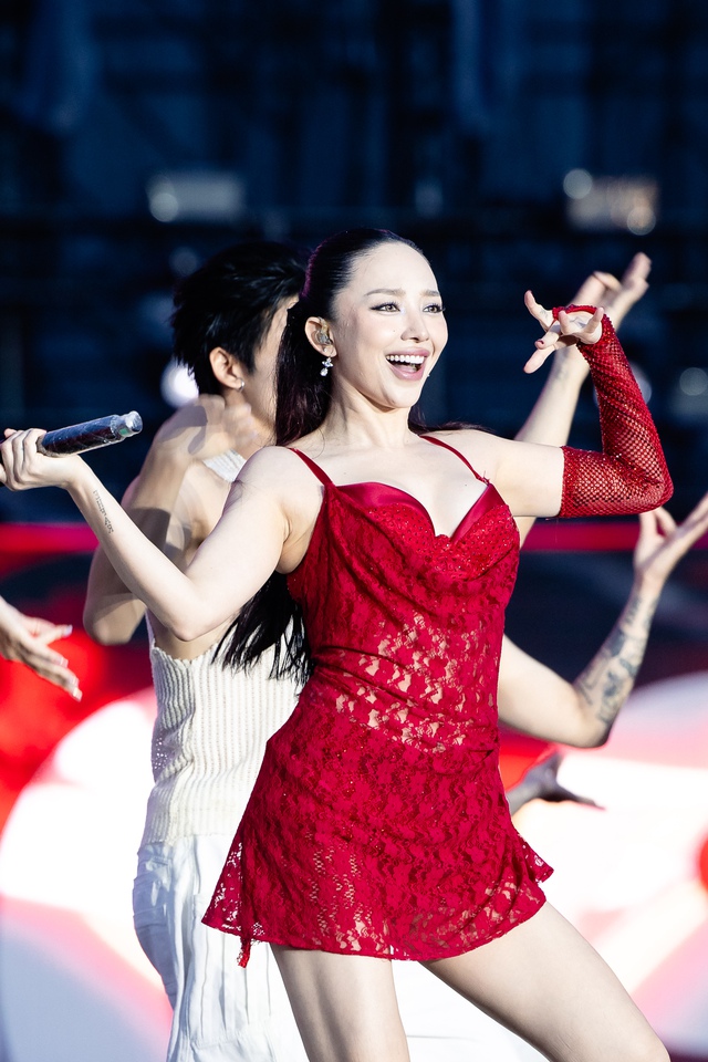 Hai mặt của Tóc Tiên: Khoe body “khét lẹt” nhảy nóng bỏng với dancer nam, lúc hát về tình cũ thì “quằn quại”- Ảnh 1. Hai mặt của Tóc Tiên: Khoe body “khét lẹt” nhảy nóng bỏng với dancer nam, lúc hát về tình cũ thì “quằn quại”- Ảnh 1.