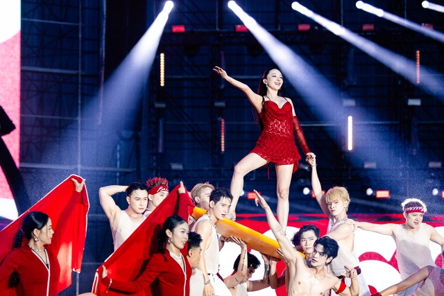 Hai mặt của Tóc Tiên: Khoe body “khét lẹt” nhảy nóng bỏng với dancer nam, lúc hát về tình cũ thì “quằn quại”- Ảnh 2. Hai mặt của Tóc Tiên: Khoe body “khét lẹt” nhảy nóng bỏng với dancer nam, lúc hát về tình cũ thì “quằn quại”- Ảnh 2.