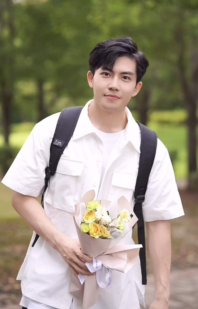 Giảng viên Học viện Kinh tế đối ngoại đẹp tựa nam thần, hát hay như ca sĩ, xem 100 lần vẫn chưa thấy đủ- Ảnh 4.