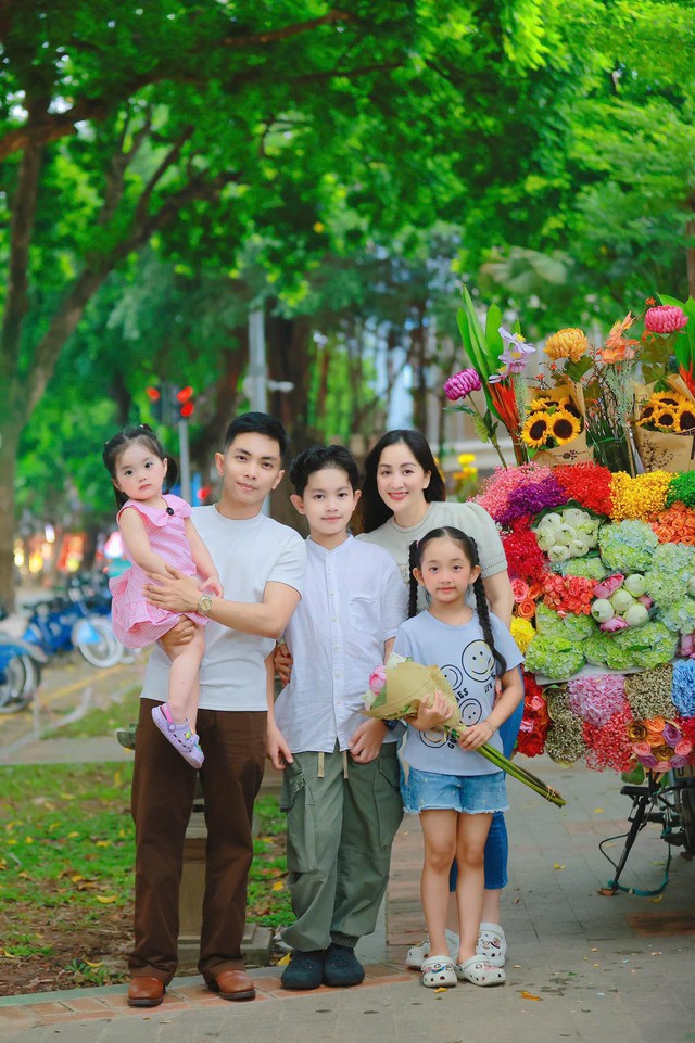 Ngắm Lisa nhà Khánh Thi - Phan Hiển cả ngày không chán, visual xinh yêu như búp bê, ai cũng muốn cưng chiều- Ảnh 7. Ngắm Lisa nhà Khánh Thi - Phan Hiển cả ngày không chán, visual xinh yêu như búp bê, ai cũng muốn cưng chiều- Ảnh 7.