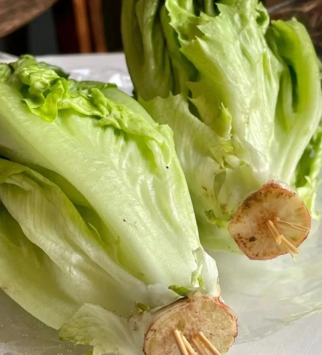 Cắm tăm vào cuống xà lách, ai nghĩ ra mẹo này xin hãy nhận 1 lạy của tôi! - Ảnh 1.