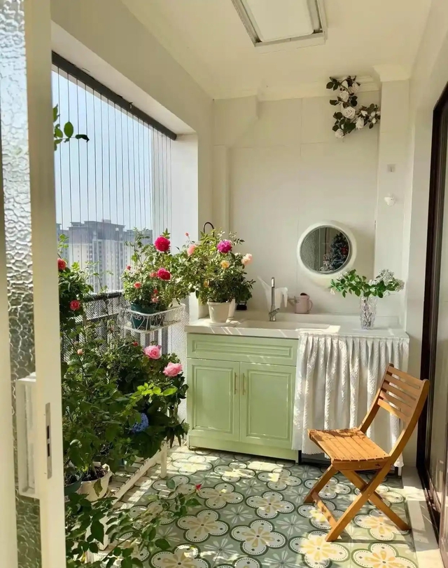 Nhiều người chê căn hộ 2 ban công bất tiện, cho tới khi thấy 2 vợ chồng trẻ ra tay- Ảnh 2. Nhiều người chê căn hộ 2 ban công bất tiện, cho tới khi thấy 2 vợ chồng trẻ ra tay- Ảnh 2.