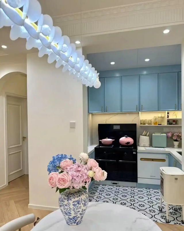 Nhiều người chê căn hộ 2 ban công bất tiện, cho tới khi thấy 2 vợ chồng trẻ ra tay- Ảnh 6. Nhiều người chê căn hộ 2 ban công bất tiện, cho tới khi thấy 2 vợ chồng trẻ ra tay- Ảnh 6.