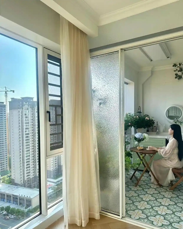 Nhiều người chê căn hộ 2 ban công bất tiện, cho tới khi thấy 2 vợ chồng trẻ ra tay- Ảnh 1. Nhiều người chê căn hộ 2 ban công bất tiện, cho tới khi thấy 2 vợ chồng trẻ ra tay- Ảnh 1.