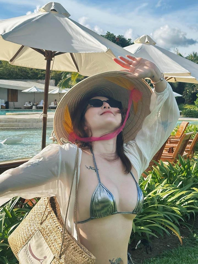 Hot girl khiến fan mê mệt với loạt ảnh khoe dáng bên bãi biển- Ảnh 1.