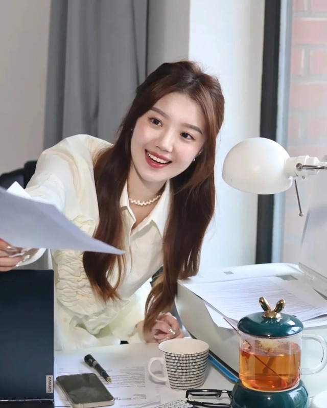 Đi làm đừng chỉ biết chăm chỉ: 5 kiểu cư xử giúp phụ nữ bớt thiệt ở công ty- Ảnh 2.