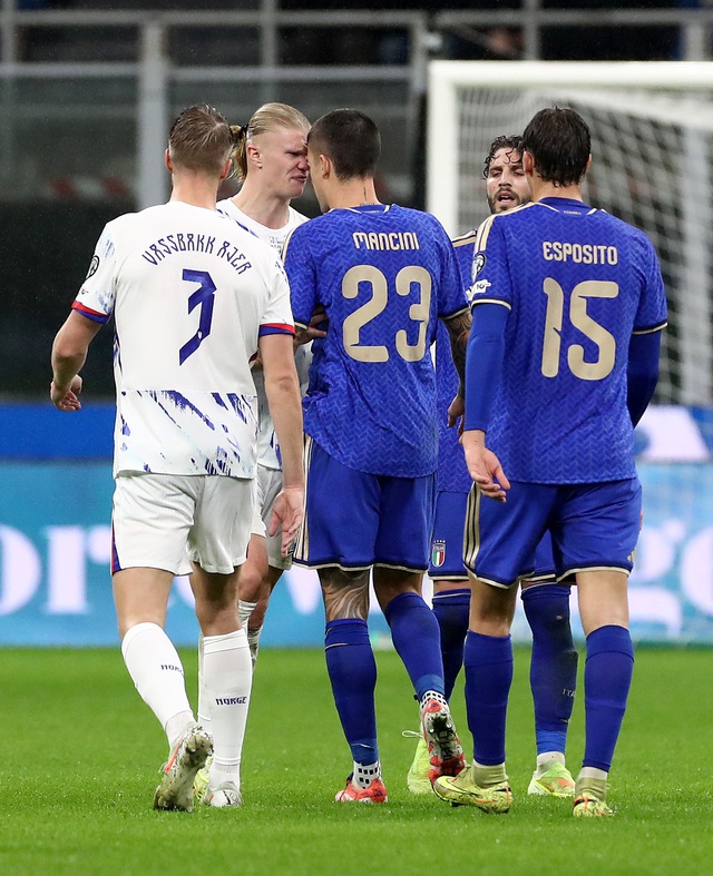 Erling Haaland bị sàm sỡ vòng 3 ngay trên sân- Ảnh 2.