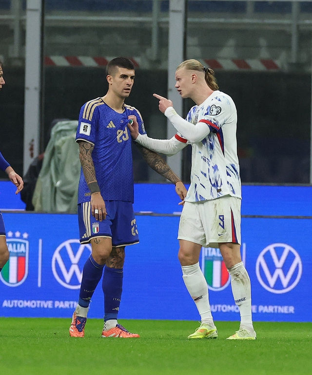 Erling Haaland bị sàm sỡ vòng 3 ngay trên sân- Ảnh 3.