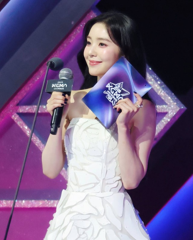 Cú ngã điếng người của nữ thần đẹp nhất showbiz: Pha xử lý vô cùng chuyên nghiệp trên sân khấu của chủ nhân- Ảnh 3.