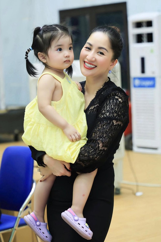 Không thể rời mắt khỏi Lisa nhà Khánh Thi - Phan Hiển, loạt ảnh đời thường gây sốt vì đáng yêu như hoạt hình- Ảnh 10.