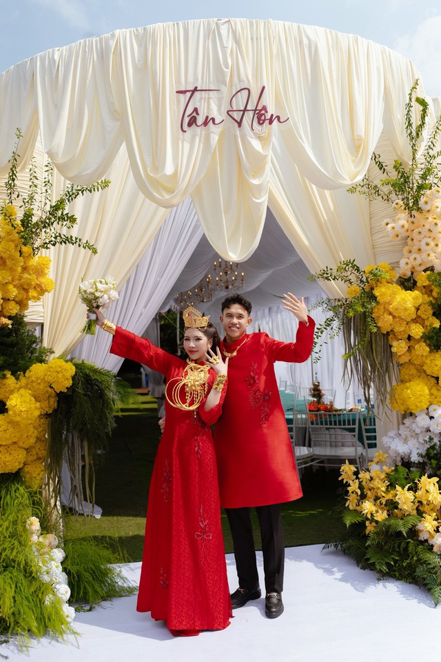 Tiền vệ tuyển Việt Nam cùng chủ tiệm vàng trích tiền mừng cưới ủng hộ miền Trung- Ảnh 2.