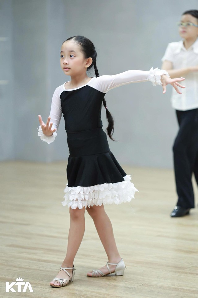 "Mợ chảnh" nhà Khánh Thi - Phan Hiển đời thường xinh yêu như công chúa, lên sàn nhảy lại khí chất đúng "con nhà nòi"- Ảnh 2. "Mợ chảnh" nhà Khánh Thi - Phan Hiển đời thường xinh yêu như công chúa, lên sàn nhảy lại khí chất đúng "con nhà nòi"- Ảnh 2.