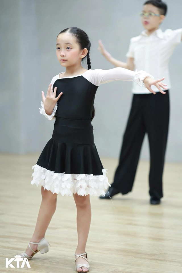 "Mợ chảnh" nhà Khánh Thi - Phan Hiển đời thường xinh yêu như công chúa, lên sàn nhảy lại khí chất đúng "con nhà nòi"- Ảnh 3. "Mợ chảnh" nhà Khánh Thi - Phan Hiển đời thường xinh yêu như công chúa, lên sàn nhảy lại khí chất đúng "con nhà nòi"- Ảnh 3.