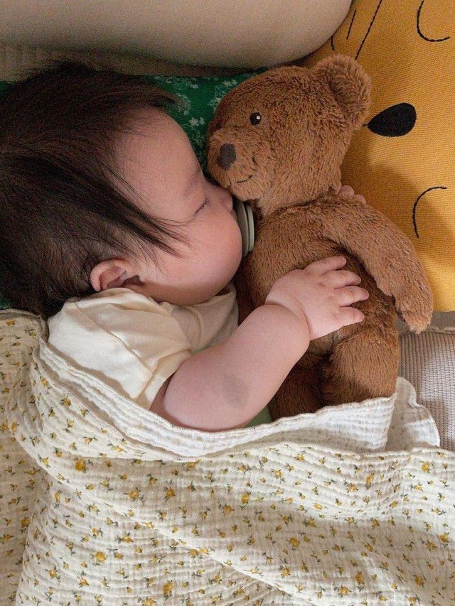 Đằng sau tướng ngủ "xấu" của bé là những điều bố mẹ nên biết- Ảnh 1.